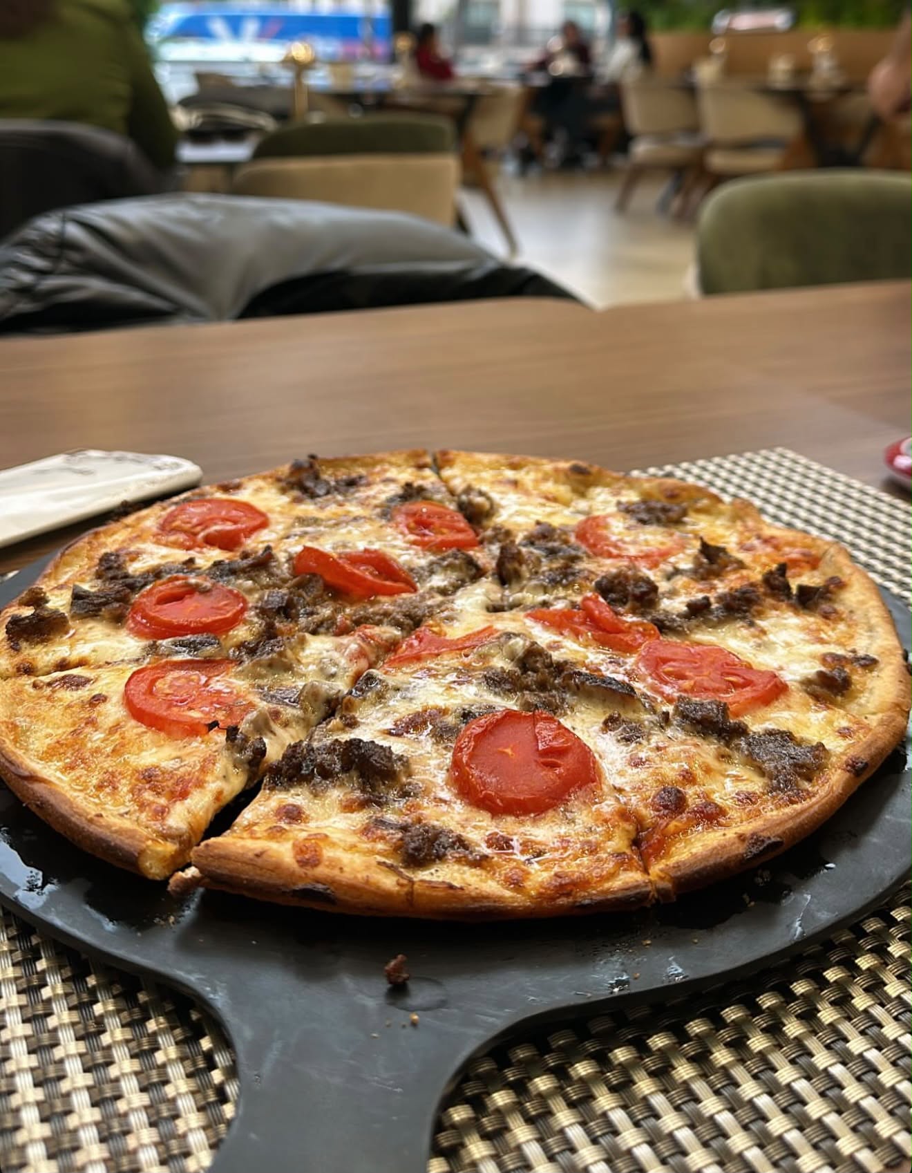 Kavurmalı ve Biberli Pizza